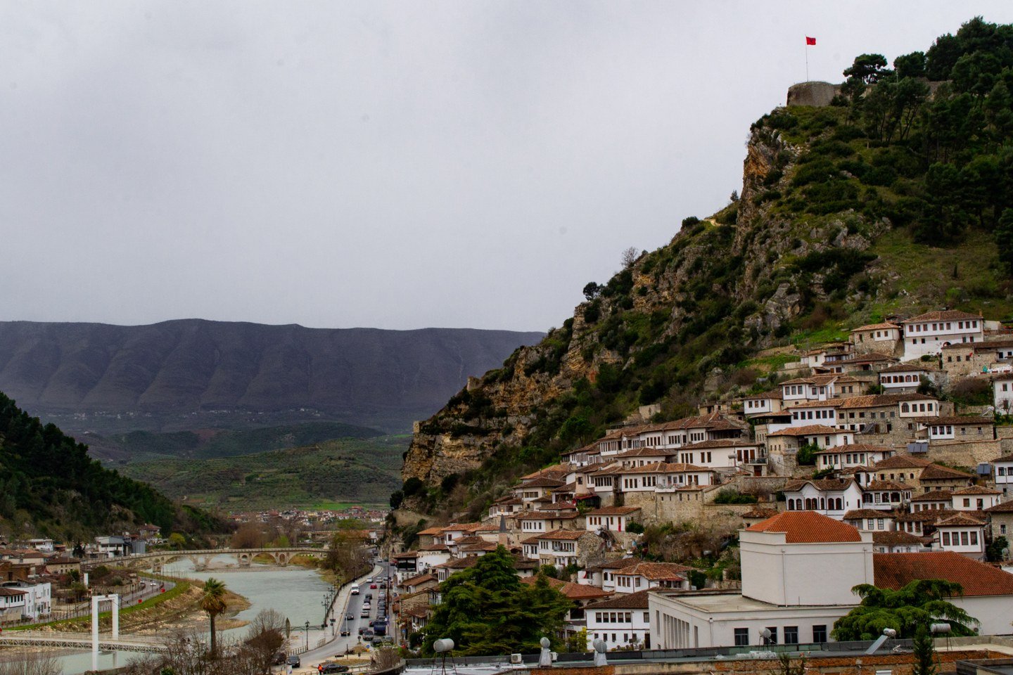 Les maisons blanches et les toits de Berat étagés sur une colline