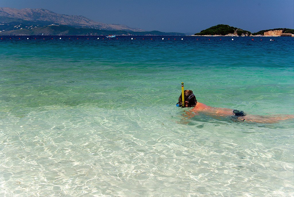 Les îlots de Ksamil, en Albanie, entourés d’une eau turquoise avec un nageur au premier plan